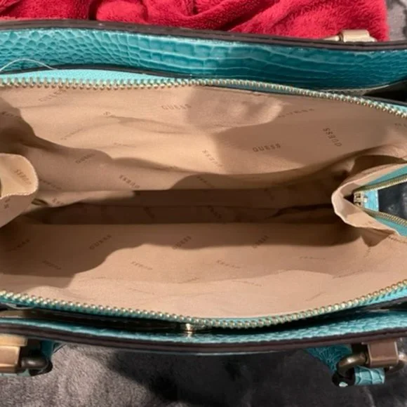 Guess Purse - Picture 4 of 6